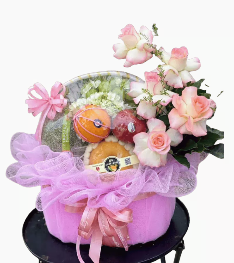 Giỏ Trái Cây Chúc Mừng Tông Hồng Hoa Hồng Trắng Pastel
