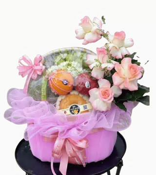Giỏ Trái Cây Chúc Mừng Tông Hồng Hoa Hồng Trắng Pastel